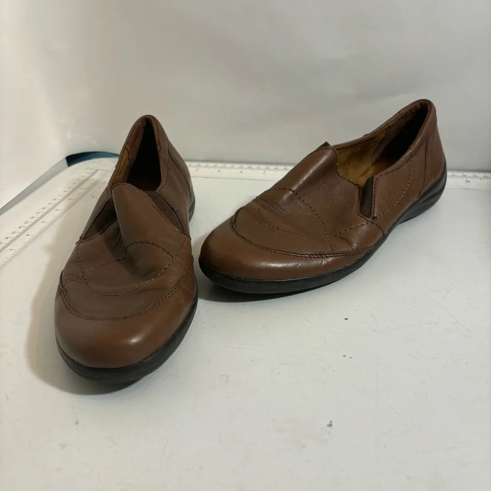 Naturalizer women’s brown  leather slip on shoes‎ in size 7